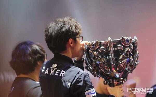 Rookie在SKT比赛中夺冠,出色防守引发热议!赢得满堂喝彩 Rookie在SKT比赛中夺冠,出色防守引发热议!赢得满堂喝彩