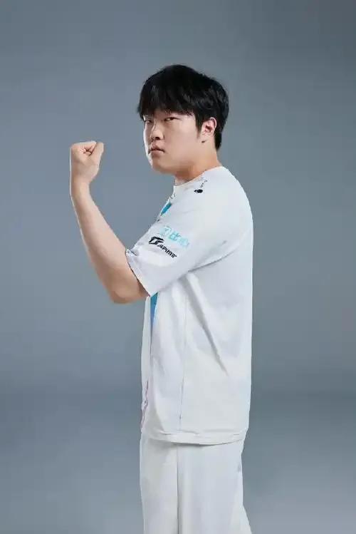 Rookie在SKT比赛中夺冠,出色防守引发热议!赢得满堂喝彩 Rookie在SKT比赛中夺冠,出色防守引发热议!赢得满堂喝彩