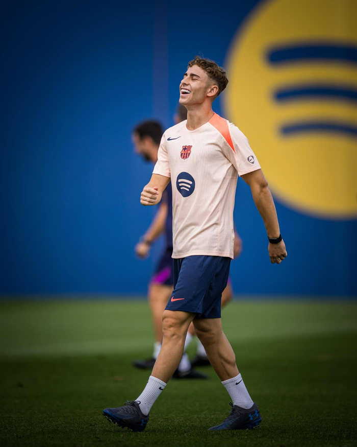 包含巴塞罗那发布备战花絮，转会期调整名单，欧冠任务艰巨，球队文化再被提及的词条